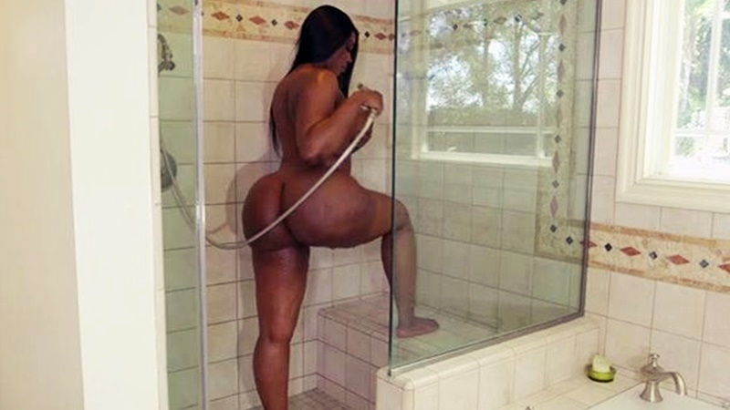 Грудастая негритянка приняла душ и поспешила в спальню, чтобы получить крепкий член ненасытного бойфренда