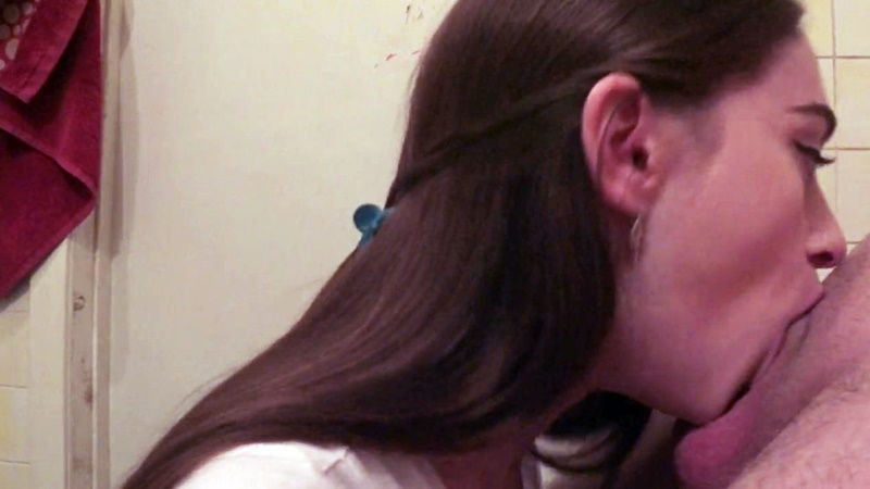 Русская девка порадовала бойфренда глубоким горловым минетом в ванной комнате