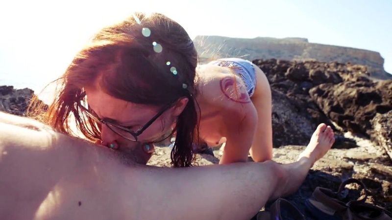 Пацан предложил подруге заняться жарким сексом на нудистском пляже, спрятавшись от отдыхающих