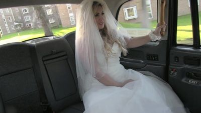 Cбежавшую со свадьбы невесту с большими дойками трахнул таксист как только узнал что она не против снять стресс после неудачной попытки выйти замуж