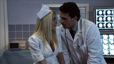 Бесподобную нежную медсестру ласково потискал в операционной холостой хирург