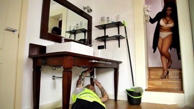 Пухленькая студетнка с большой шикарной жопой не знала как соблазнить своим огромным бюстом сантехника и решила сразить мужика наповал  - оголить свои аппетитные сиськи перед ним