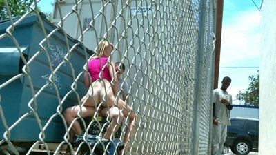 Не взирая на моральные запреты студенты занимались сексом за мусорными баками возле магазина