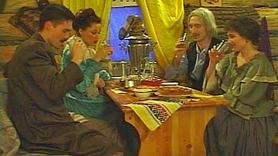 Типичное русское застолье с самоваром,водочкой и похотливыми пьяными бабами